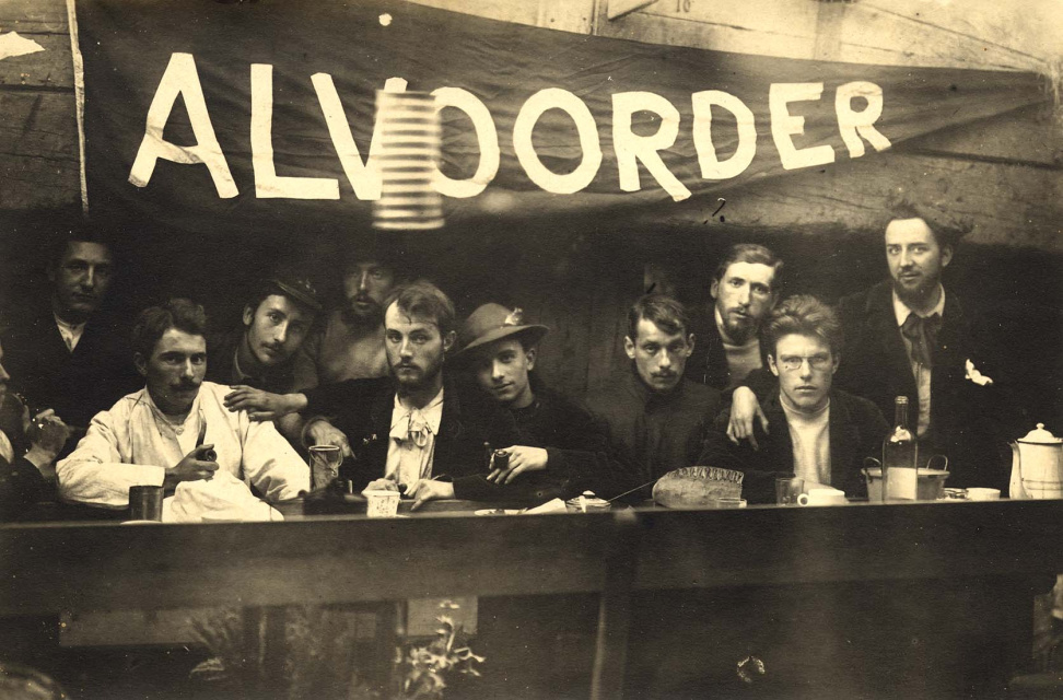 Redactie van De Alvoorder aan boord van 'De Specht' in de Zeeuwse Wateren, ca. 1910. Van links naar rechts: Reimond Speleers, Karel van den Oever, Willem Elsschot, Flor Vaes, Walter Vaes, Ary Delen, René Leclercq, Jef Beuckeleers, Jan Jacobs, Jan Eelen. (Collectie Stad Antwerpen, Letterenhuis, tglhph3701)