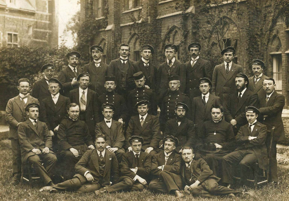 Leden van de studentenvereniging Amicitia, 1913-1914. (Universiteitsarchief KU Leuven)