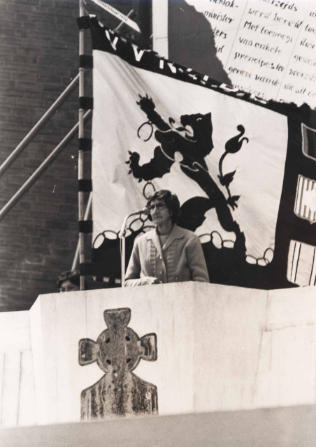 Hubertina Aretz doet een oproep voor amnestie tijdens de 44ste IJzerbedevaart, 1971. (ADVN, VFFY14)