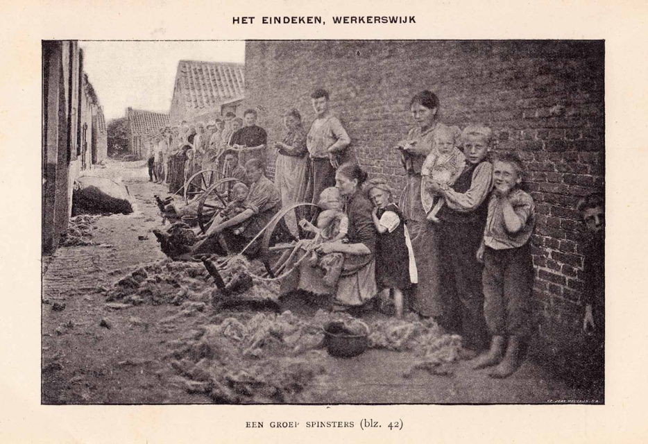 Een groep spinsters aan het werk, uit: A. de Winne, Arm Vlaanderen, 1911. Foto Lefébure. (ADVN, VB16153)