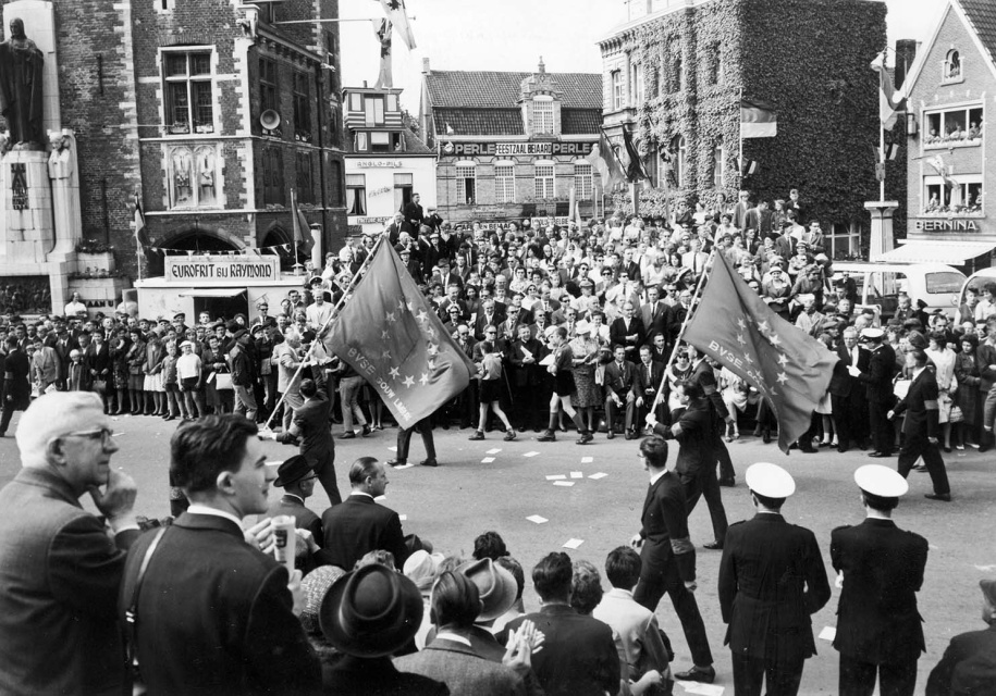 Optocht van de Beweging voor de Verenigde Staten van Europa (BVSE) tijdens de Europafeesten in Tielt, 1963. (ADVN, VFA2090)