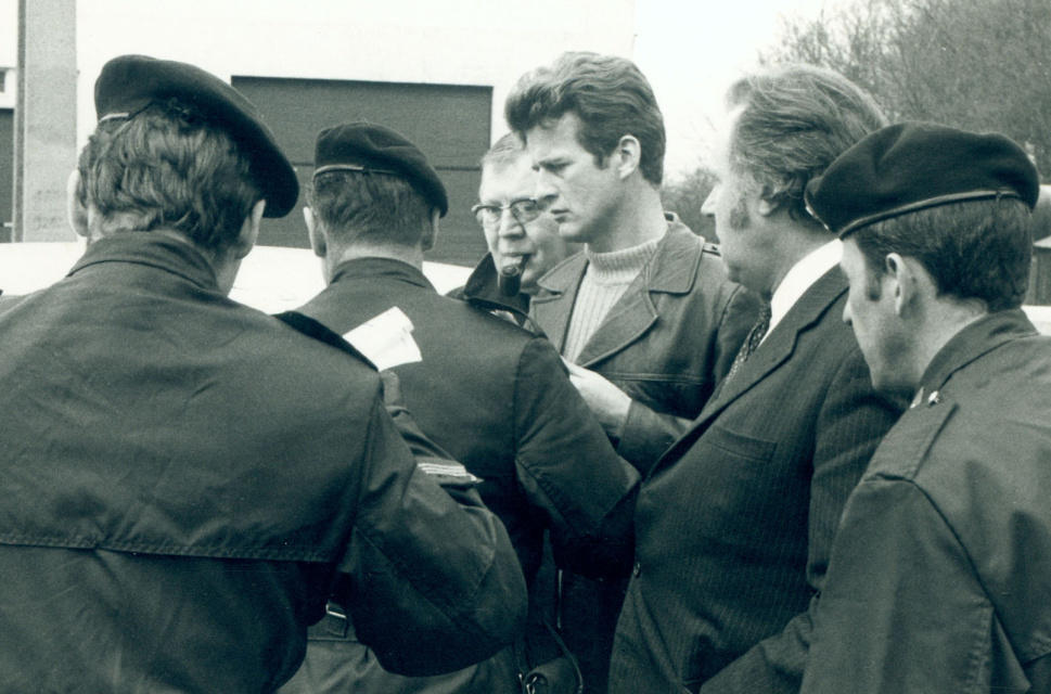 Interventie van de rijkswacht bij een actie in Vloesberg waarbij Mik Babylon Franstalige verkeersborden verwijdert, februari 1972. (ADVN, VFA2287)