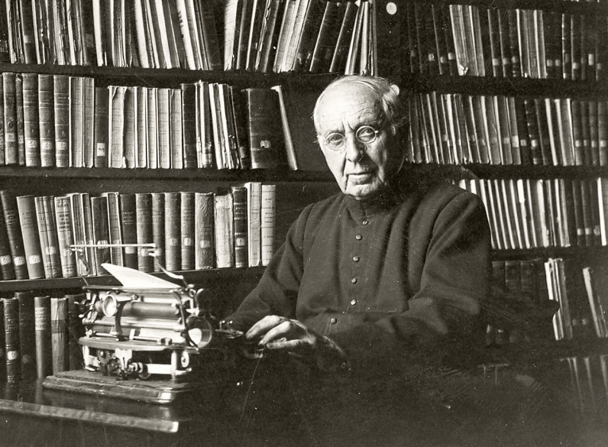 Evarist Bauwens in zijn werkkamer, 1934. (KADOC, kfa018712)