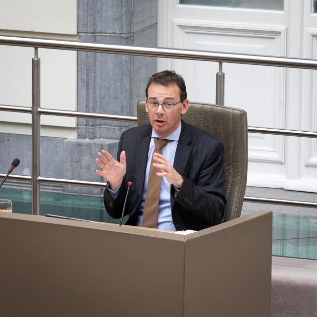 Minister van Volksgezondheid Wouter Beke geeft uitleg tijdens de plenaire zitting van het Vlaams Parlement, 3 maart 2021. Foto Stefan De Wilde. (Vlaams Parlement)