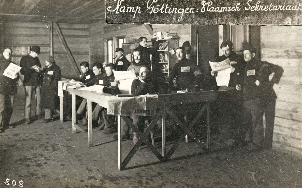 Het Vlaamsch Sekretariaat in het Kamp Göttingen, met zittend Piet Bessem (tweede van links), 1914-1918. (ADVN, VFE5/57)