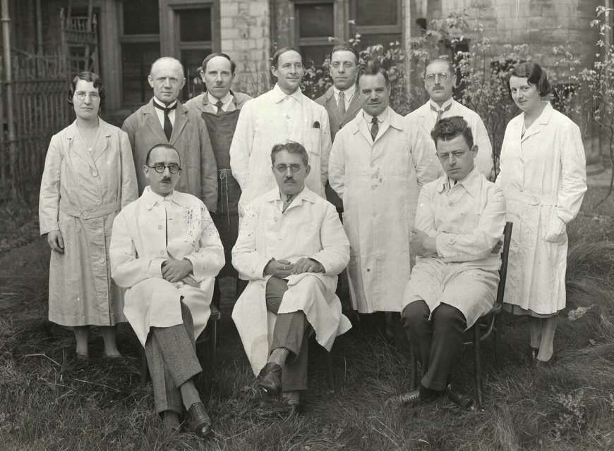 Leden van de Faculteit Geneeskunde aan de Gentse Universiteit. In het midden van het gezelschap zit Albert Bessemans, s.d. (Universiteitsbibliotheek Gent)