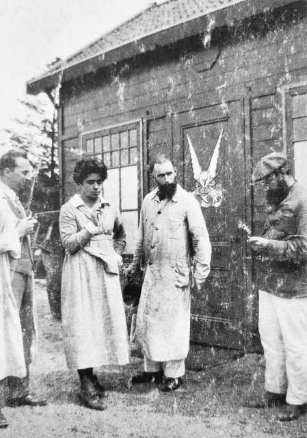 Lucien en Fortuna Brulez, Gustave de Smet en Frits Van den Berghe bij het atelier De Blauwvoet van Jozef Cantré, Blaricum, juni 1919. Foto Archief voor Hedendaagse Kunst in België. In: Vlaams Expressionisme in Europese Context 1900-1930, 1990.