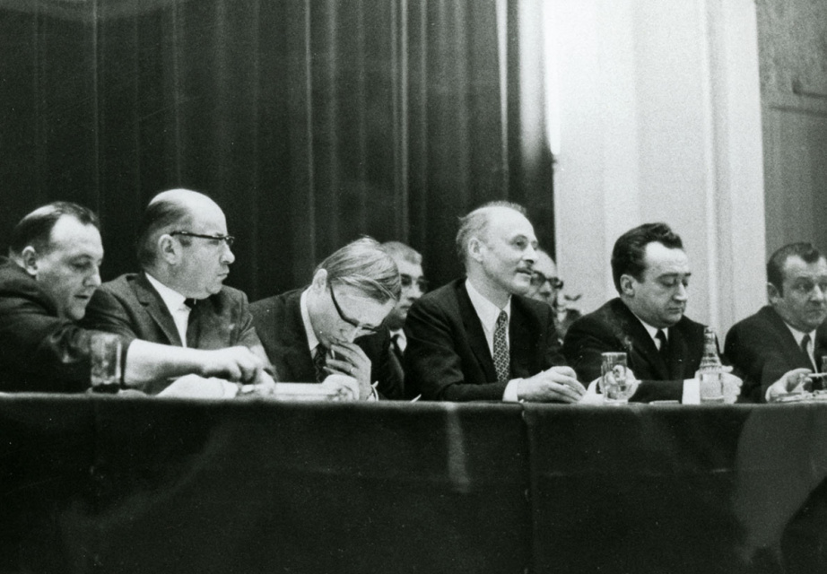 Blauwe Leeuwen (Brussel), 1969. Van links naar rechts: Emile Janssens, onbekend, onbekend, August de Winter, Jan Bascour en Louis Cantillon. (Liberas, 400402