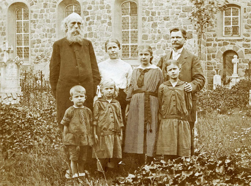 Het gezin Bölke en Domela Nieuwenhuis (links) voor de dorpskerk in Blönsdorf op 4 augustus 1918. (Stadsmuseum Jüterborg)