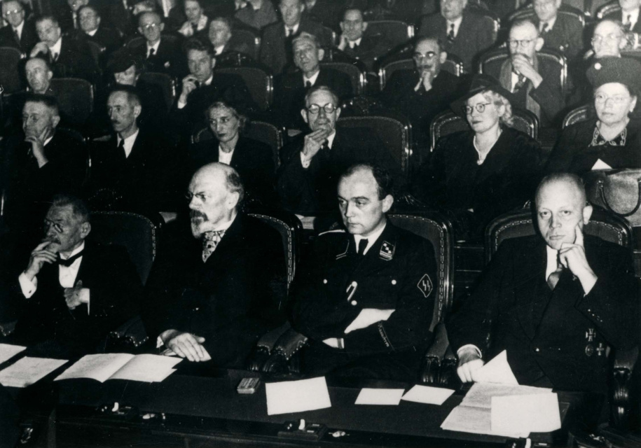 Slotvergadering van de Bormscommissie, met vooraan van links naar rechts Adelfons Henderickx, August Borms, René Lagrou en H. Brass, 25 oktober 1942. (ADVN, VFAL1350)