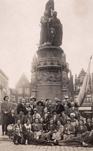 Een groep studenten poserend bij het standbeeld van Jan Breidel en Pieter de Coninck in Brugge, s.d. (ADVN, VFA11791)