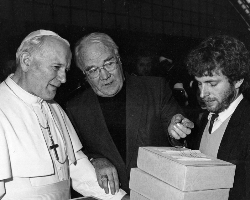 Erwin Brentjens (rechts) overhandigde aan Paus Johannes-Paulus in Rome 2665 handtekeningen, een amnestie-actie gecoördineerd door het Taal Aktie Komitee, 1984. (ADVN)
