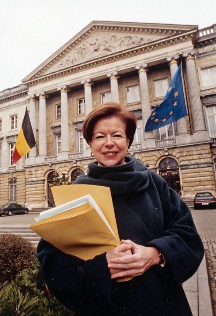 Frieda Brepoels voor het gebouw van de Belgische Senaat, s.d. Foto Studio Dann. (ADVN, VFA10670)