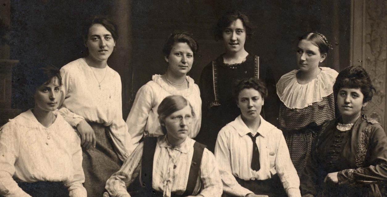 De Katholieke Vlaamse Meisjesbeweging, bond Kortrijk, 1917. Met onder andere: Maria Brughmans (rechts), Germaine Michiels, Germaine Seys, Magriet Peel (mevr. Lauwers). (Collectie Stad Antwerpen, Letterenhuis, tglhph40092)