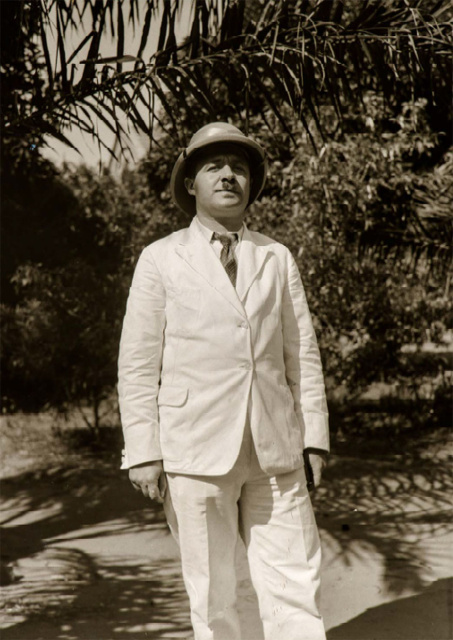 Amaat Burssens tijdens zijn tweede linguïstische onderzoekreis in Kasaï en Katanga in Belgisch-Congo, 1937. (Universiteitsbibliotheek Gent)