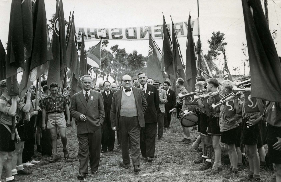 Bezoek van onder anderen Max Buset (links), Paul-Henri Spaak en Edward Anseele jr. aan het socialistisch jeugdkamp tijdens de Anseele-feesten in Gent, 28 juni 1948. Foto Louis van Cauwenbergh. (Amsab-ISG, fo004397)