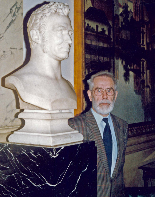 Andries Caluwaerts naast een borstbeeld van koning Willem I, s.d. (ADVN, VFA6228)