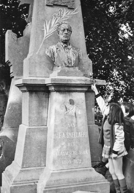 Grafmonument van Ferdinand Snellaert op het Campo Santo, Gent, 1971. Foto Herman De Rave. (Wikimedia Commons)