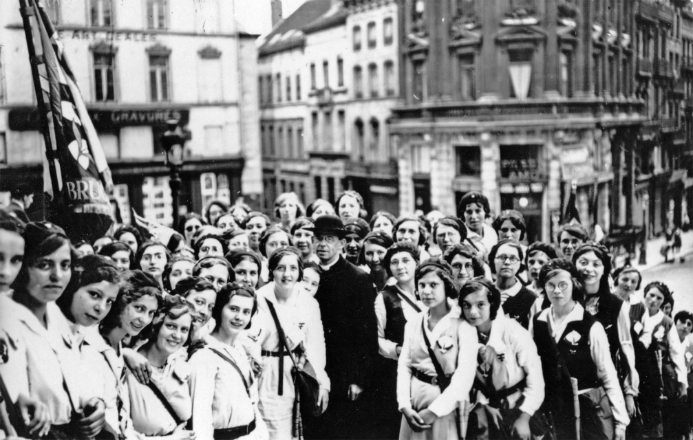 Jozef Cardijn, medestichter en aalmoezenier van de KAJ, te midden van een groep kajotsters, Brussel, 1932. (KADOC)