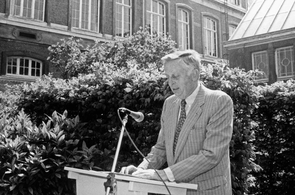 Richard Celis op het spreekgestoelte naar aanleiding van de overhandiging van de eervolle vermeldingen van de Pil-van Gastelprijs voor Geschiedenis, Antwerpen, 9 mei 1998. Foto Wevako. (ADVN, VFA5300)