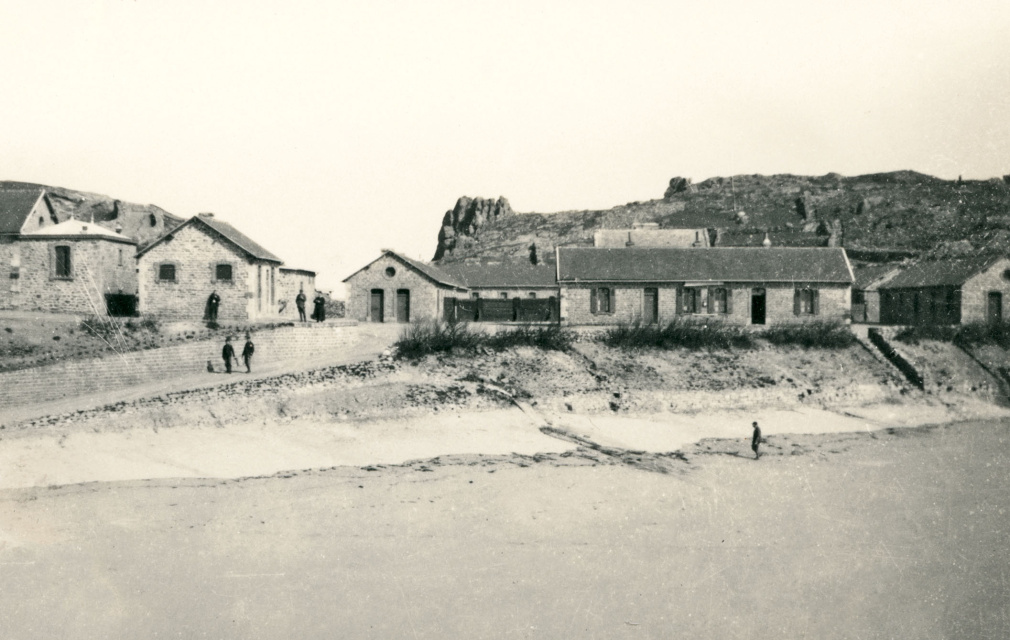 Kamp van Cézembre met aalmoezenier Paul Vandermeulen tussen de wachthuisjes. 1914-1918. (ADVN, VFBY2)