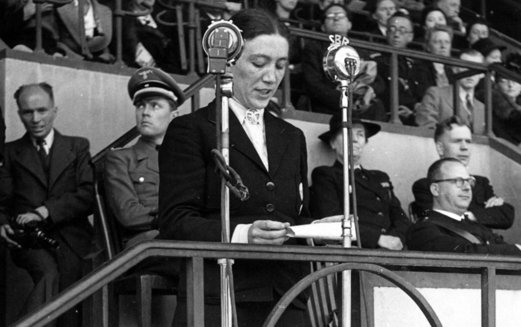 Toespraak van Jetje Claessens, leider van de Dietsche Meisjesscharen (DMS), op het zomerfeest van de Nationaal-Socialistische Jeugd Vlaanderen (NSJV) in het Dudenpark in Brussel, 16 juni 1943. (CegeSoma/Rijksarchief, 17274)