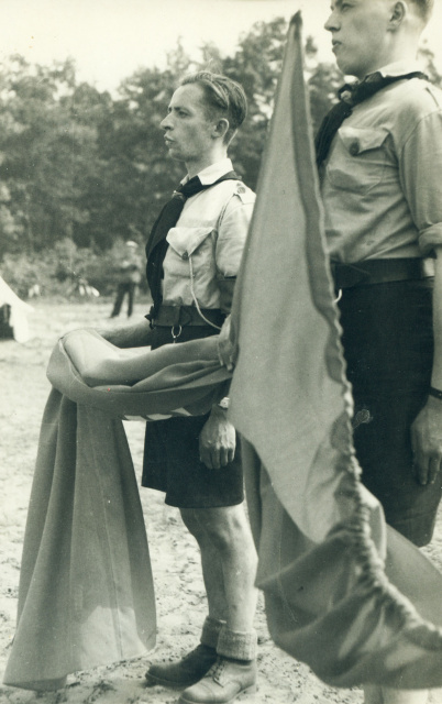 Bert Claeys (links) en Bert Hendryckx bij hun eedaflegging voor het  Algemeen Vlaamsch Nationaal Jeugdverbond in Diksmuide, 1938. (ADVN, VFA3658)