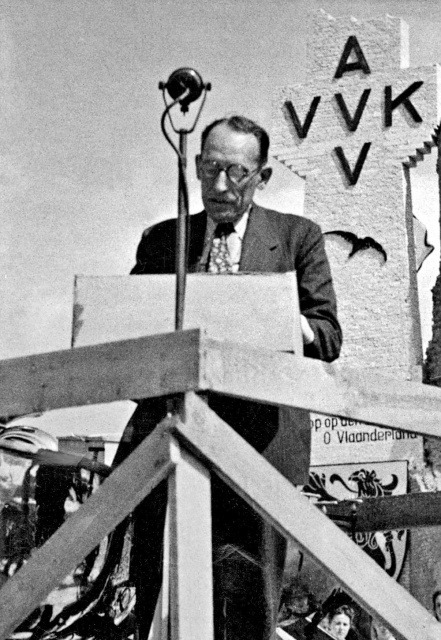 Edward Clottens tijdens zijn toespraak op de IJzerbedevaart te Diksmuide in 1948. (KADOC, kfa018523)