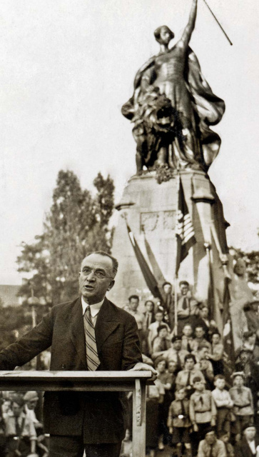 Joseph Coole spreekt de menigte toe tijdens een Guldensporenherdenking in Kortrijk, 11 juli 1933. (Amsab-ISG, fo005360)