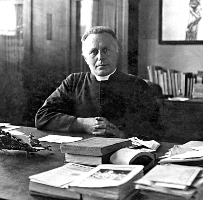 Ivo Cornelis, stichter van het jongenstehuis der H. Theresia van het kind Jezus, Mechelen, aan zijn bureau, s.d. (KADOC, kfa004711)