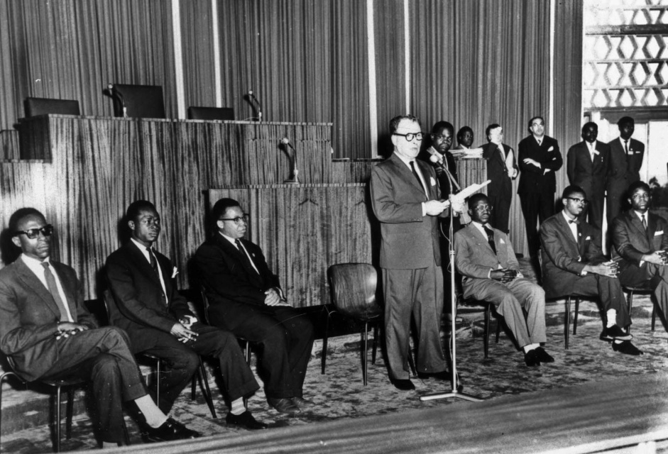 Eerste bijeenkomst van het Congolese Parlement naar aanleiding van de onafhankelijkheid van Belgisch-Congo, Leopoldstad, Palais de la Nation, 17 juni 1960. Gouverneur-generaal Hendrik Cornelis spreekt een verwelkomingsrede uit. (KADOC, kfa007432)