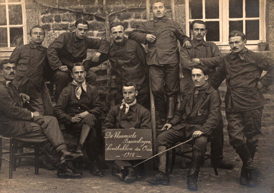 De Houthakkers van de Orne, 1918. Van links naar rechts (staand): Paul Bogaert, Pieter Dox, Paul Davidts, Ward Hermans, Frans van Nijvel en Karel de Schepper; (zittend): Clement Ledegen, Maurits Geerardyn, Lode Beets en Alfons de Schepper. (ADVN, VFAY2)