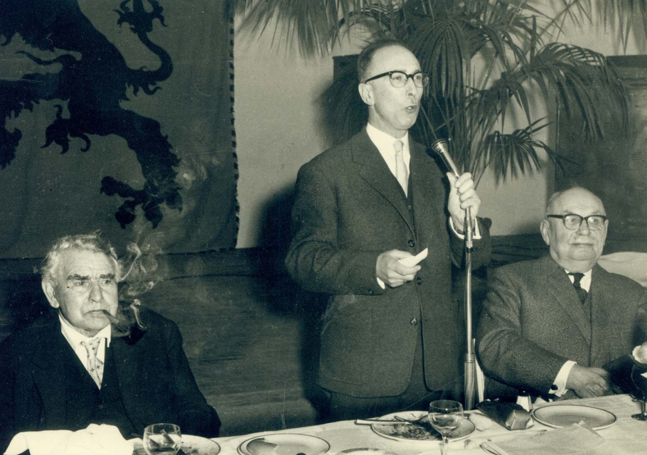 Arthur de Bruyne aan het woord tijdens de Amedee Verbruggenhulde in Waasmunster, s.d. Amedee Verbruggen links van Arthur de Bruyne, rechts Adiel Debeuckelaere. (ADVN, VFA3643)