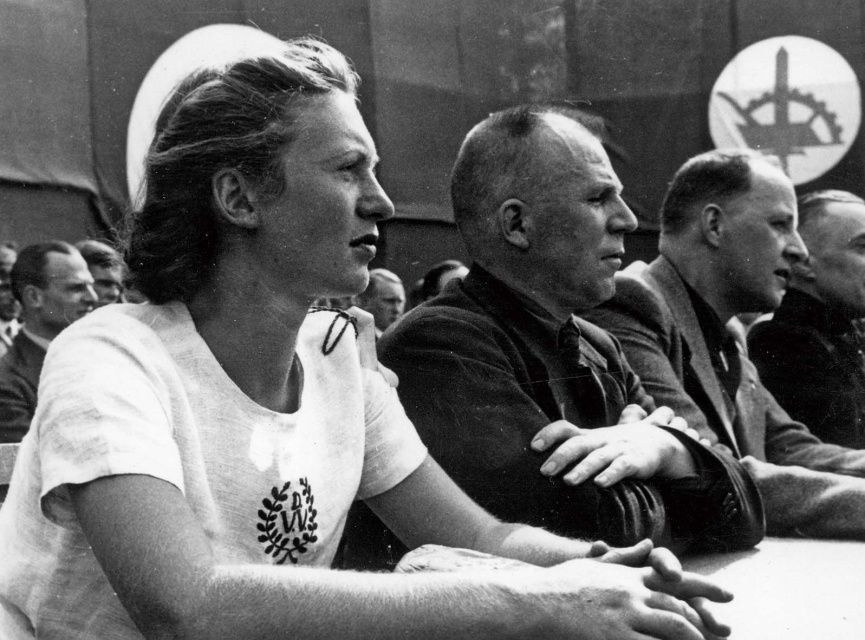 Cecilia de Langhe, naast Juul Declercq, Ernst Voorhoeve en Joris van Severen op de Landdag van het Verdinaso in Male, 9 augustus 1936. (ADVN, VFA1317)