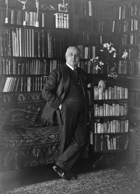 Victor de Meyere in zijn bibliotheek, ca. 1925. (Collectie Stad Antwerpen, Letterenhuis, tglhph11476)