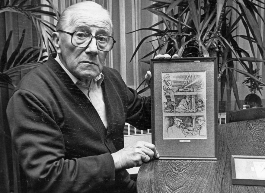 Flor de Raet presenteert een potloodtekening van het leven in het hechteniskamp van Lokeren, februari 1986. Foto Francine Schalckens. (ADVN, VFA2211)