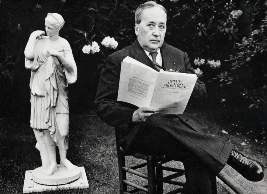 Alfons de Ridder, alias Willem Elsschot, met een nummer van het Nieuw Vlaams Tijdschrift, ca. 1954. (Collectie Stad Antwerpen, Letterenhuis)