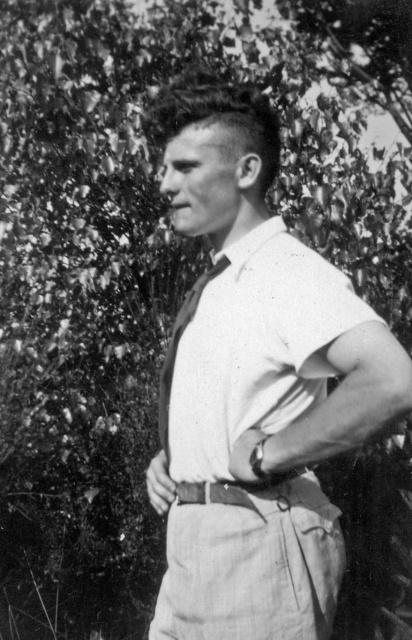 Willem de Roy in het uniform van het Sint-Arnoutvendel, april 1954. (ADVN, VFA6659)