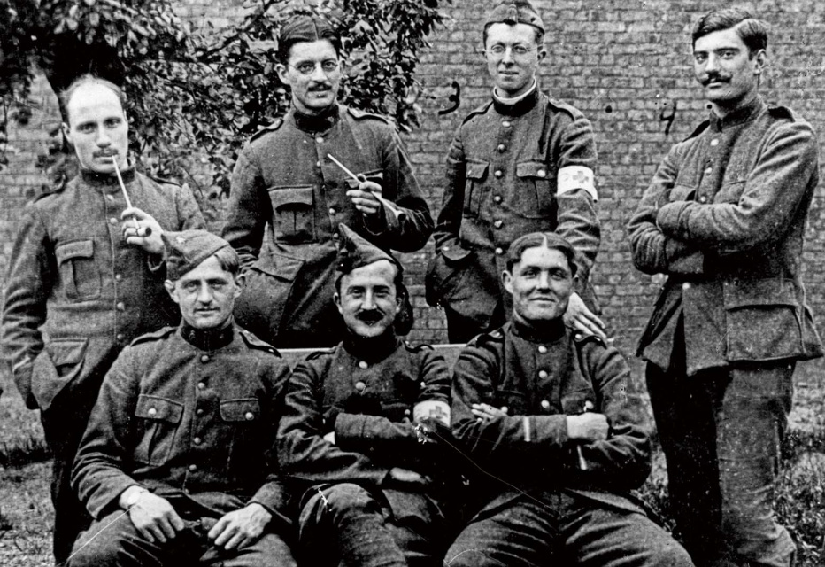 De zogenaamde "sublieme deserteurs", mei 1918. Van links naar rechts (achteraan): Karel de Schaepdrijver, Jules Charpentier, Carlos van Sante en Lode de Prijck; (vooraan): Bernard Coolen, Vital Haesaert en Marcel Torreele. (ADVN, VFAL1304)