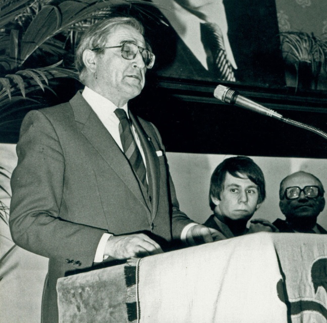 Gilbert de Smet tijdens zijn toespraak bij de herdenkingsbijeenkomst voor Frans Daels in Gent, 5 februari 1983. (ADVN, VFA9590)