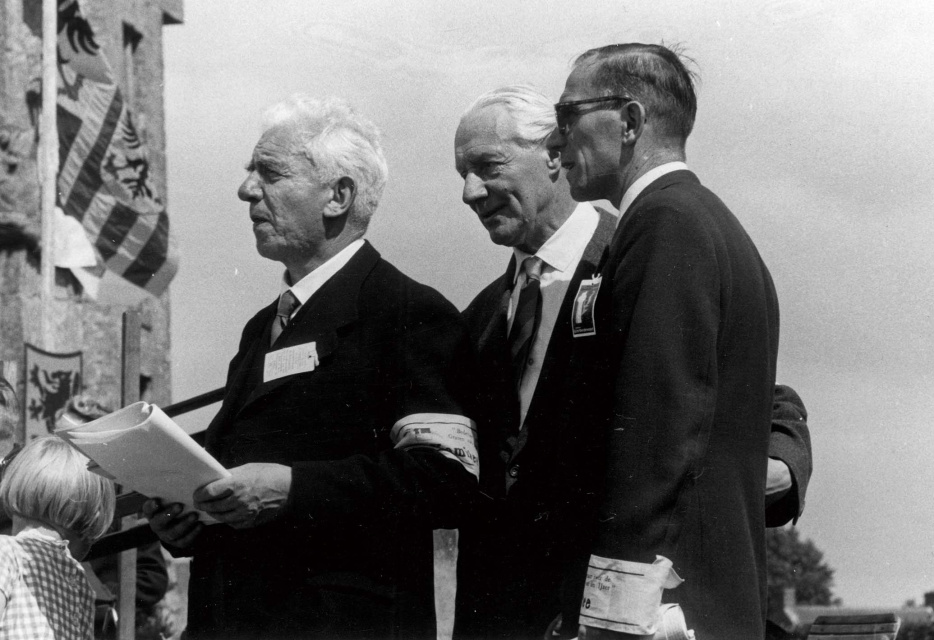 33ste IJzerbedevaart in Diksmuide, 21 augustus 1960. Van links naar rechts: Clemens de Landtsheer, Samuel de Vriendt en Lode van Kerkhoven. (ADVN, VFA7130)