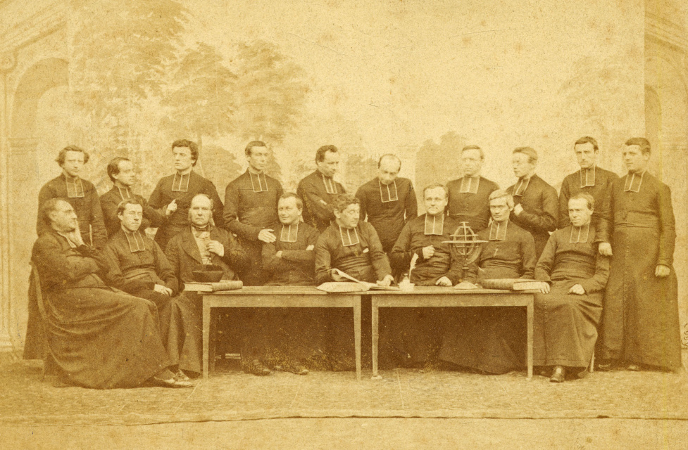 Het lerarenkorps van het Klein Seminarie van Roeselare, ca. 1868. Henri Delbar staat op de achterste rij in het midden. Foto Charles Bretagne. (Collectie Stad Antwerpen, Letterenhuis, tglhph3045)