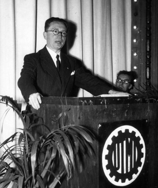 Edgard Delvo tijdens een toespraak als leider van de Unie van Hand- en Geestesarbeiders (UHGA), 1942-1944. (CegeSoma, 31048)