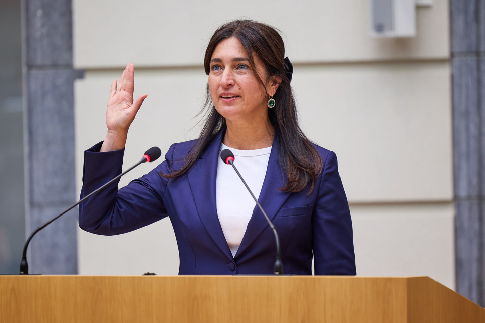 Zuhal Demir legt de eed af als Vlaams volksvertegenwoordiger voor de N-VA in de Koepelzaal van het Vlaams Parlement, 2 juli 2024. (Foto Vlaams Parlement)