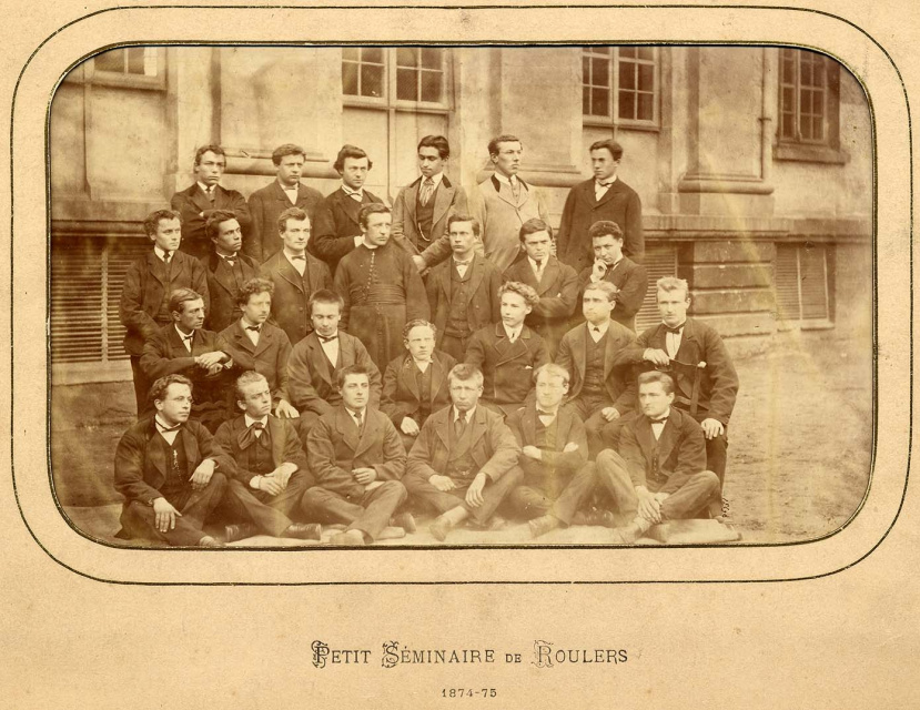 De poësis van het Klein Seminarie in Roeselare 1874-1875. Emiel Demonie staat in het midden, tussen zijn leerlingen, waaronder Albrecht Rodenbach. (Collectie Stad Antwerpen, Letterenhuis, tglhph4661)
