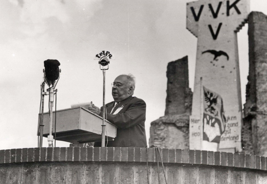 Dries Devos spreekt namens het Verbond der Vlaamse Oud-strijders (VOS) op de 31ste IJzerbedevaart, 1958. (ADVN, VFFY7)