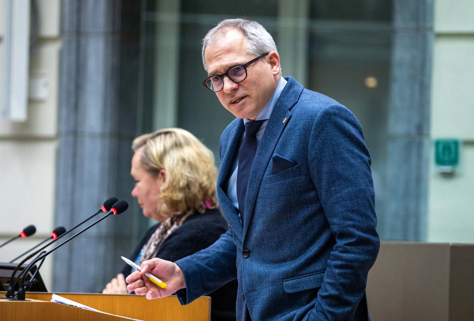 Vlaams minister en N-VA-politicus Matthias Diependaele aan het woord in het Vlaams Parlement, 25 januari 2023. Foto Stefan de Wilde. (Vlaams Parlement)