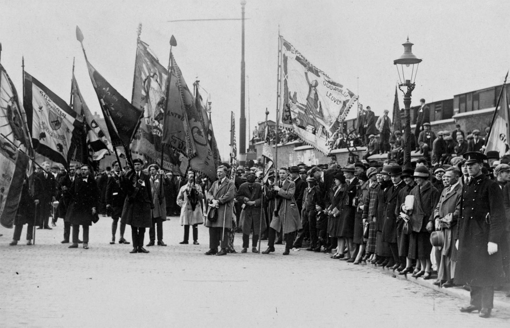 Feestelijke ontvangst van Vlaamse en Zuid-Afrikaanse studenten die deelnemen aan de Dietsche Academische Leergangen, Centraal station Amsterdam, 1927. (Nationaal Archief, Den Haag)