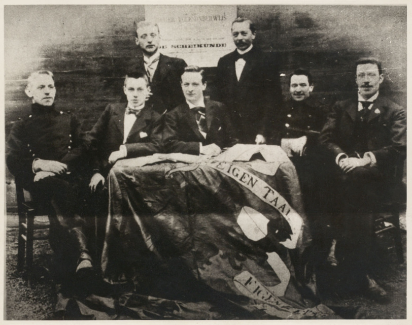 Katholieke studentengilde Eigen Taal Eigen Zeden. Van links naar rechts: Dr. Thys, rechter Ooms, Dr. Deckx, Dr. Gevaert, Dr. Jozef Muls, rechter van Spilbeeck; advocaat De Vos. Antwerpen, 1899. (Collectie Stad Antwerpen, Letterenhuis, tglhph22746)