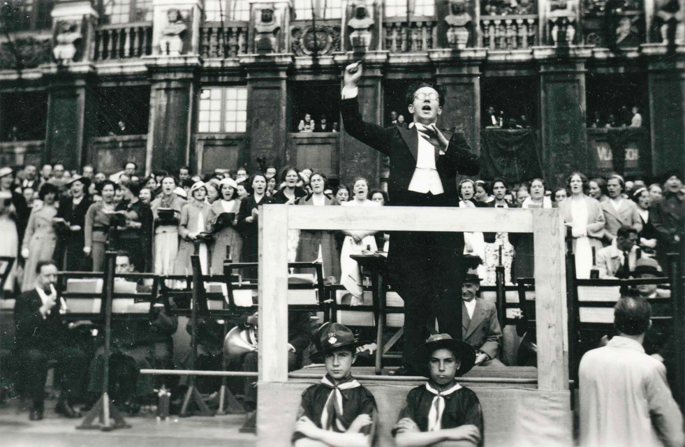 Gaston Feremans op de Brusselse Grote Markt tijdens het vijfde Vlaams Nationaal Zangfeest, 1937. (ADVN, VFA6597)